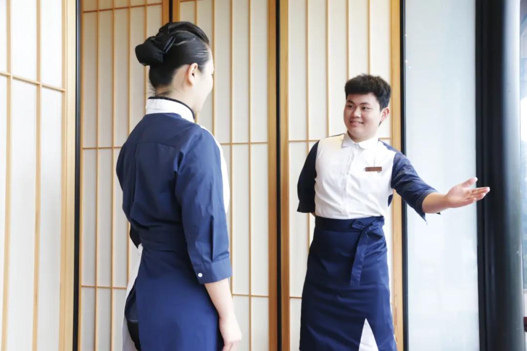 秦大媽美食服務(wù)禮儀培訓(xùn) 對(duì)標(biāo)國(guó)際標(biāo)準(zhǔn)，提升張家界餐飲品質(zhì)